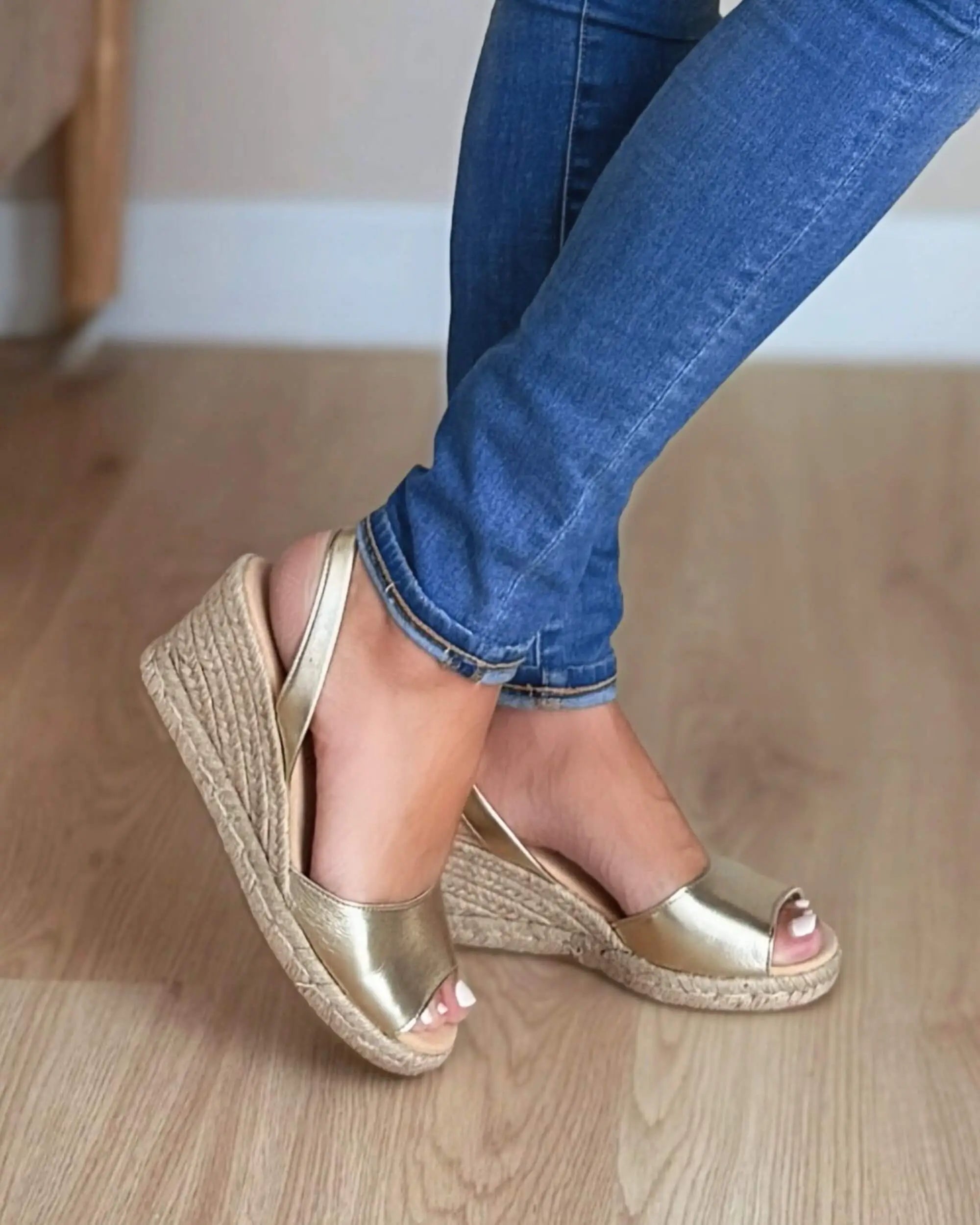 Klassischer Espadrille-Keilsandal in Gold (vegan)